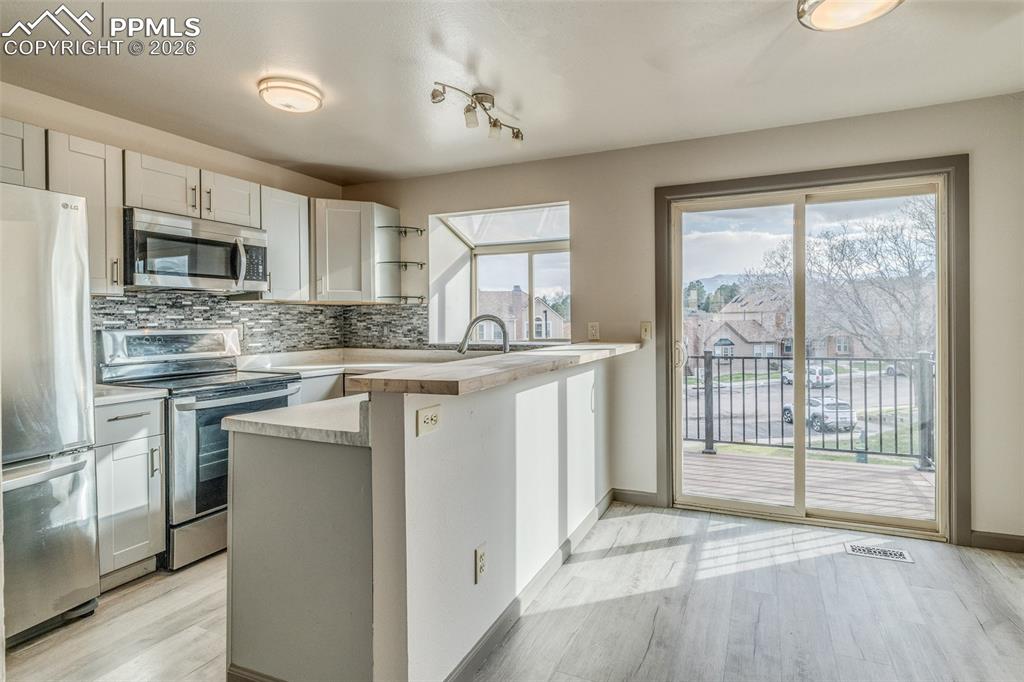 Image 6 of 33: Kitchen