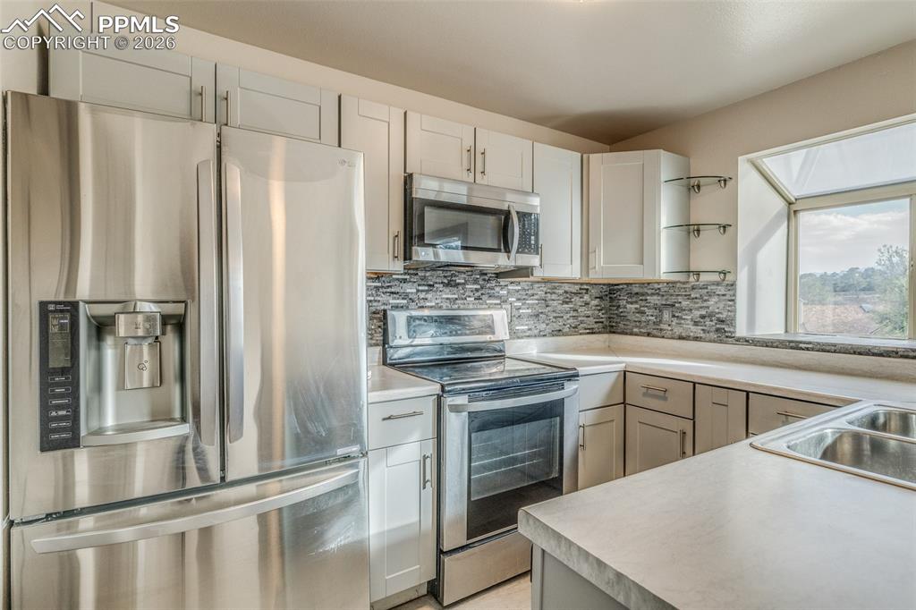 Image 8 of 33: Kitchen