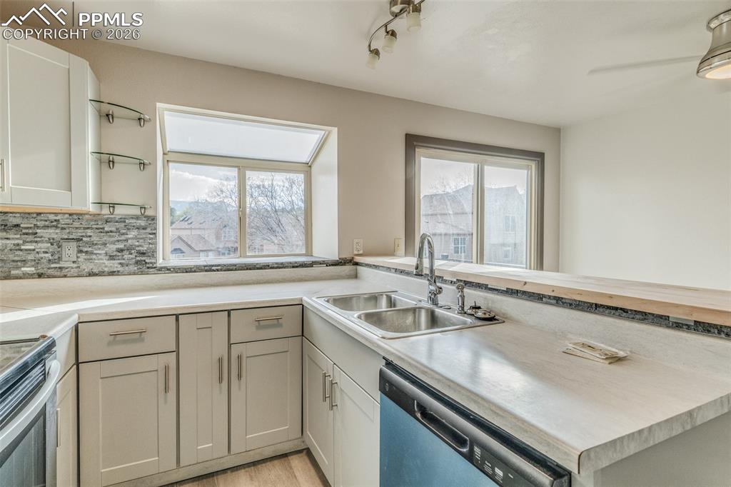 Image 9 of 33: Kitchen