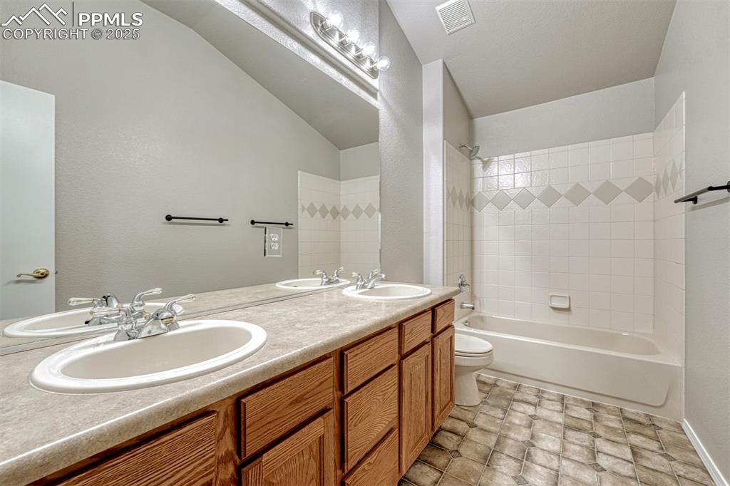 Image 14 of 29: Bathroom