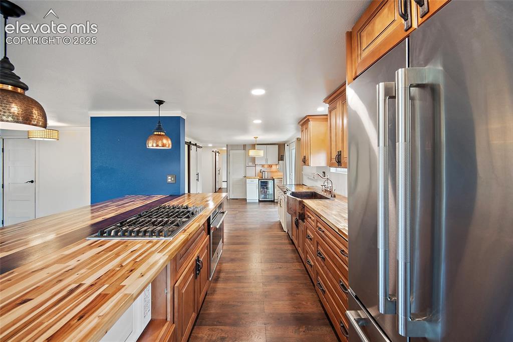 Image 13 of 49: Kitchen