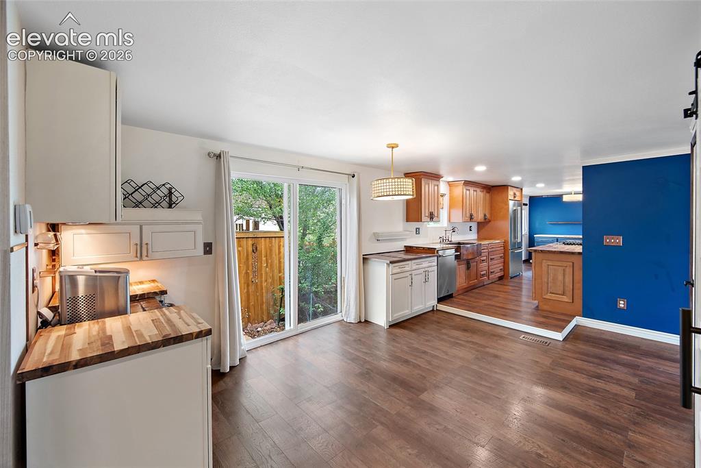 Image 14 of 49: Kitchen