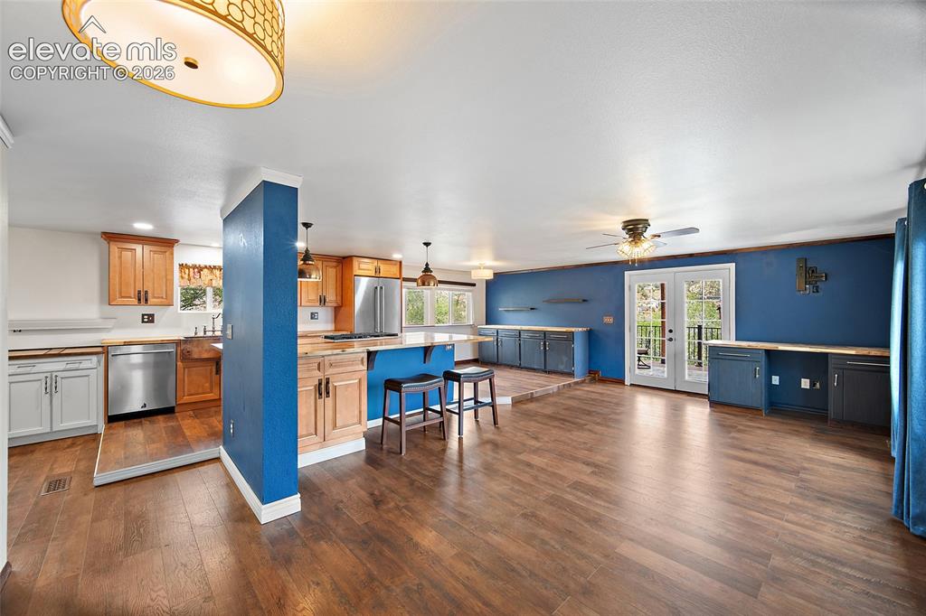Image 15 of 49: Kitchen