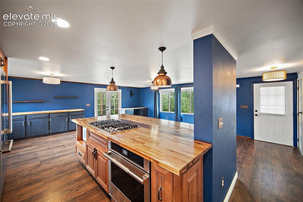 Image 16 of 49: Kitchen