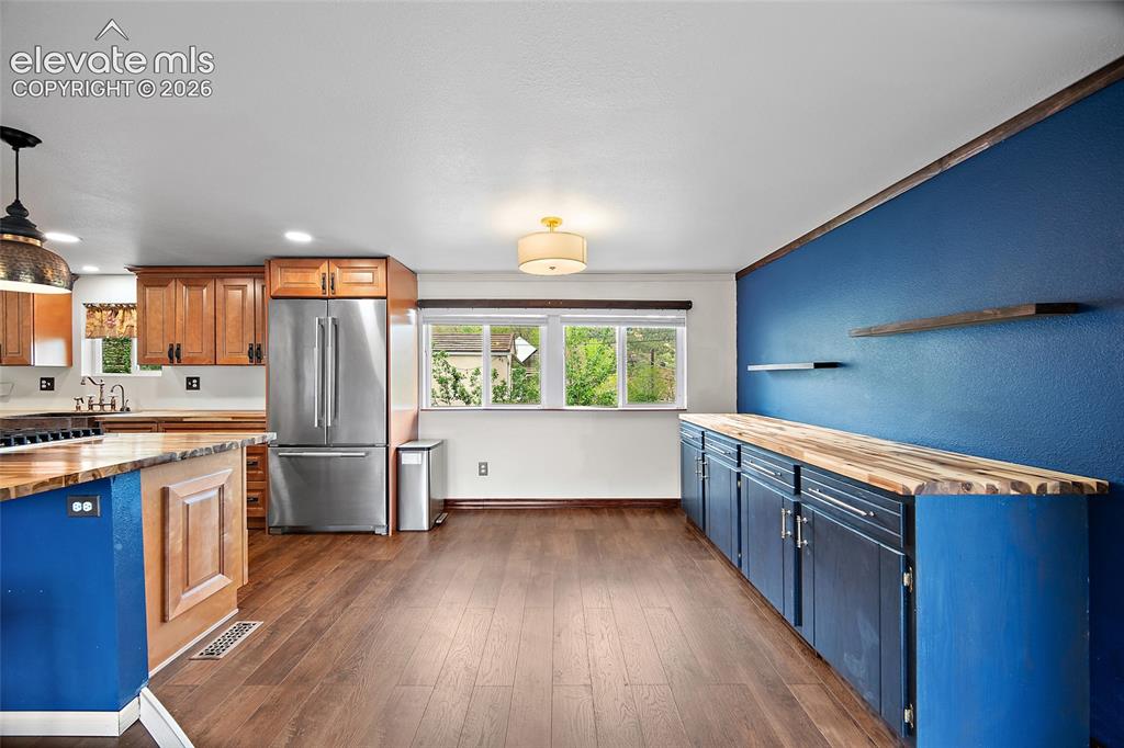 Image 18 of 49: Kitchen