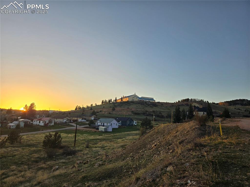 Image 4 of 10: View of yard