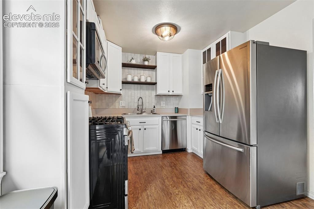 Image 9 of 39: Kitchen