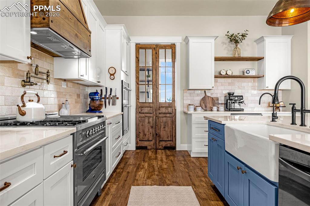 Image 10 of 50: Kitchen