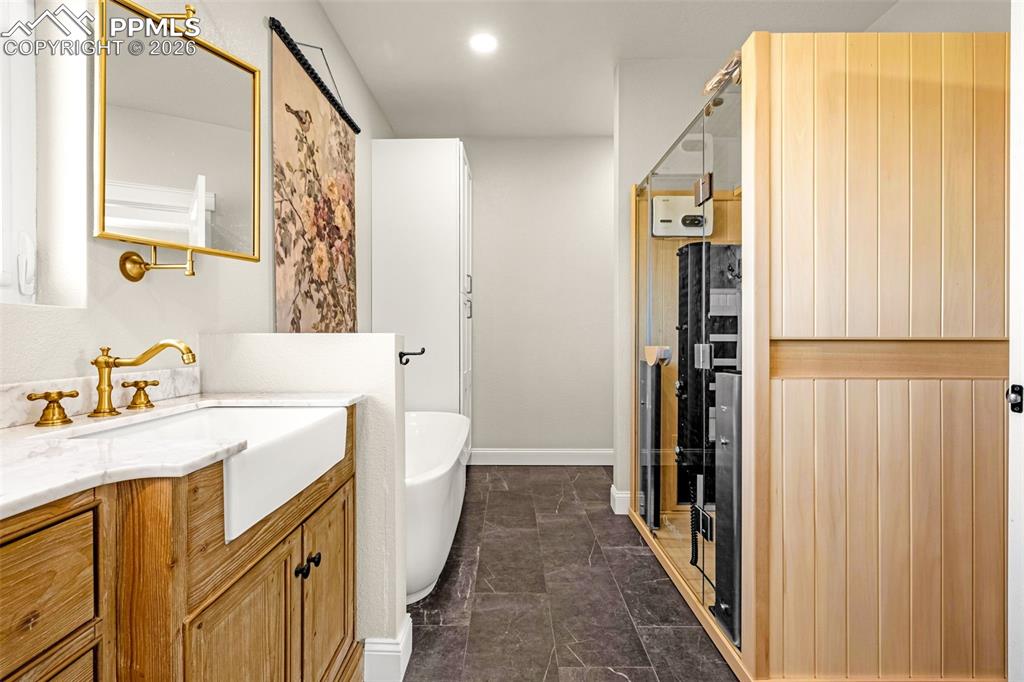 Image 18 of 50: Bathroom