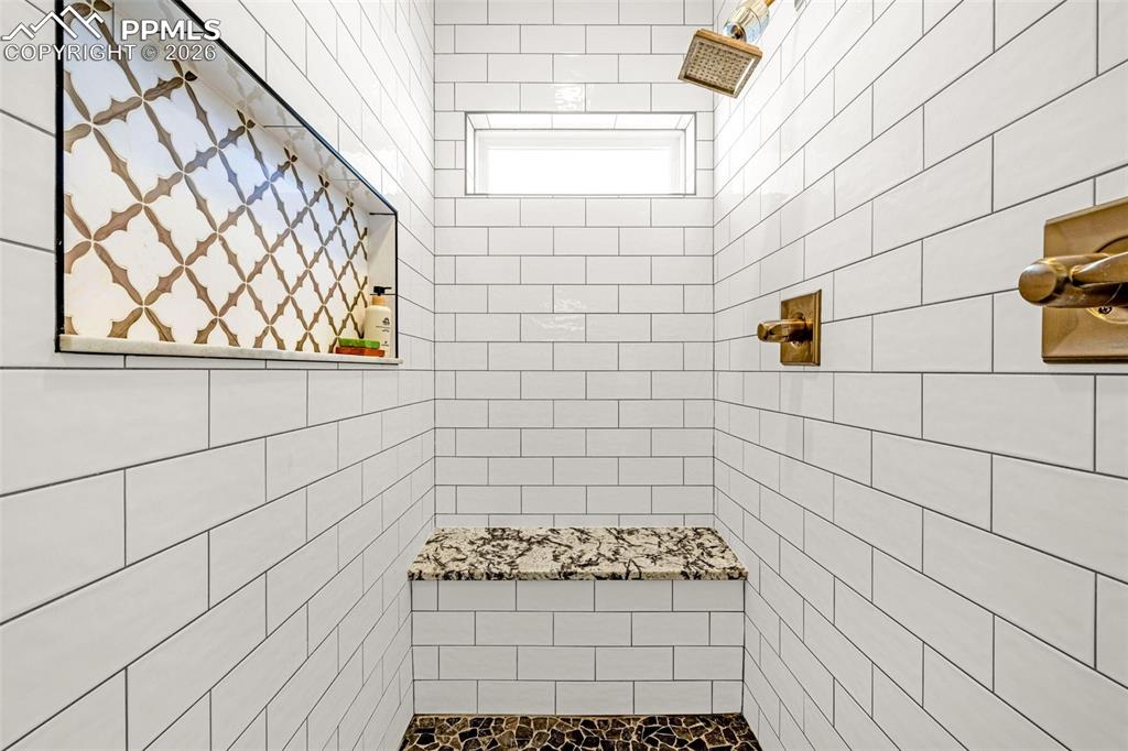 Image 19 of 50: Bathroom