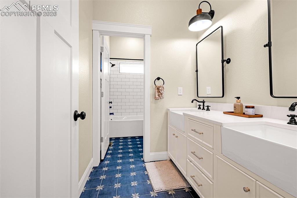 Image 21 of 50: Bedroom