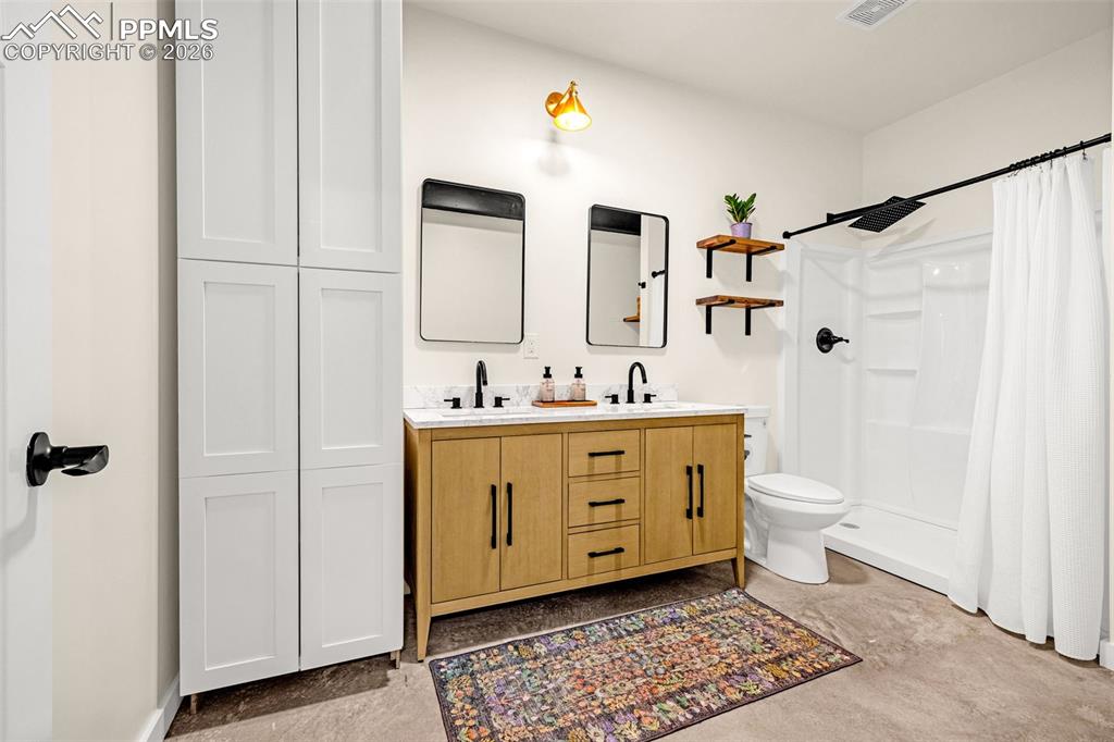 Image 30 of 50: Bedroom