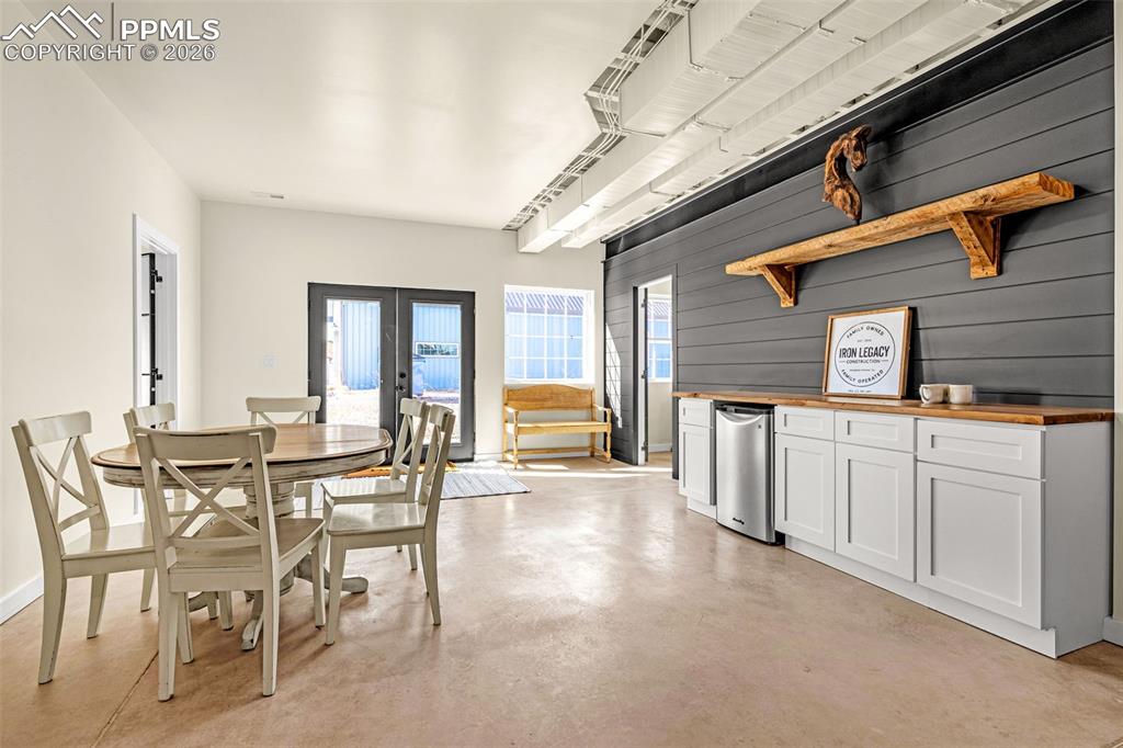 Image 32 of 50: Bedroom