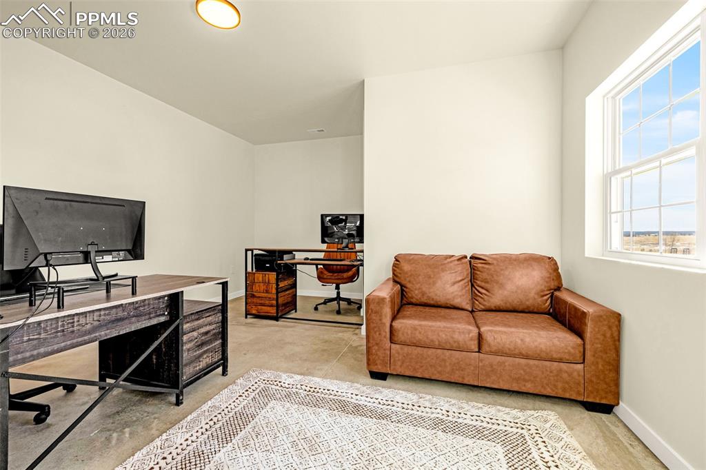 Image 34 of 50: Office