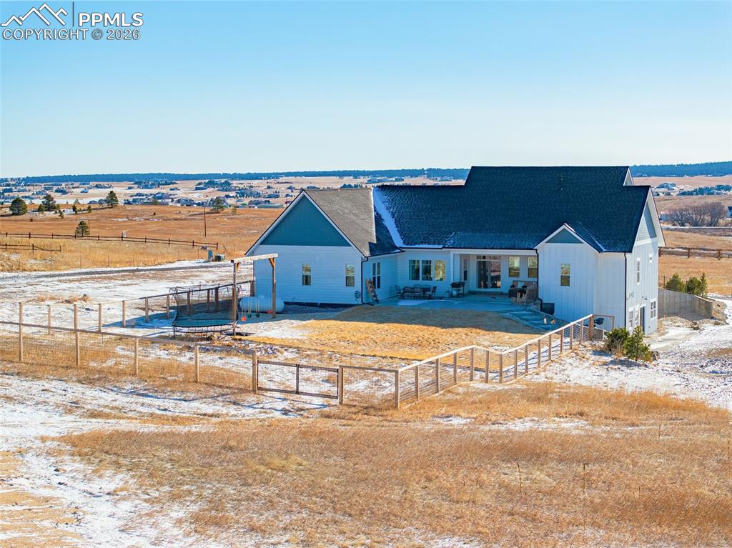 Image 35 of 50: Office