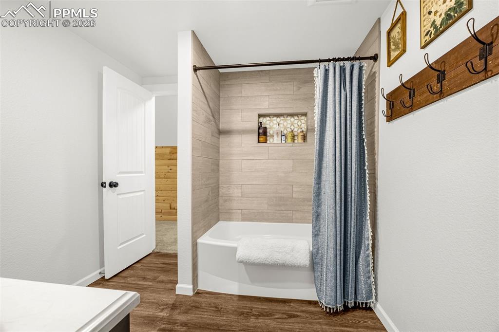 Image 48 of 50: Barndo 