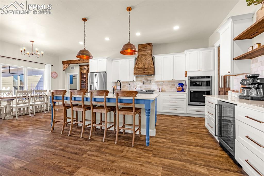 Image 7 of 50: Living Room