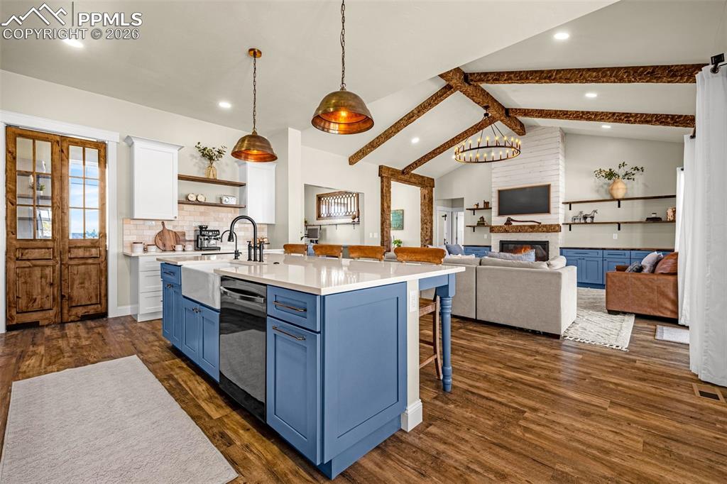 Image 9 of 50: Kitchen