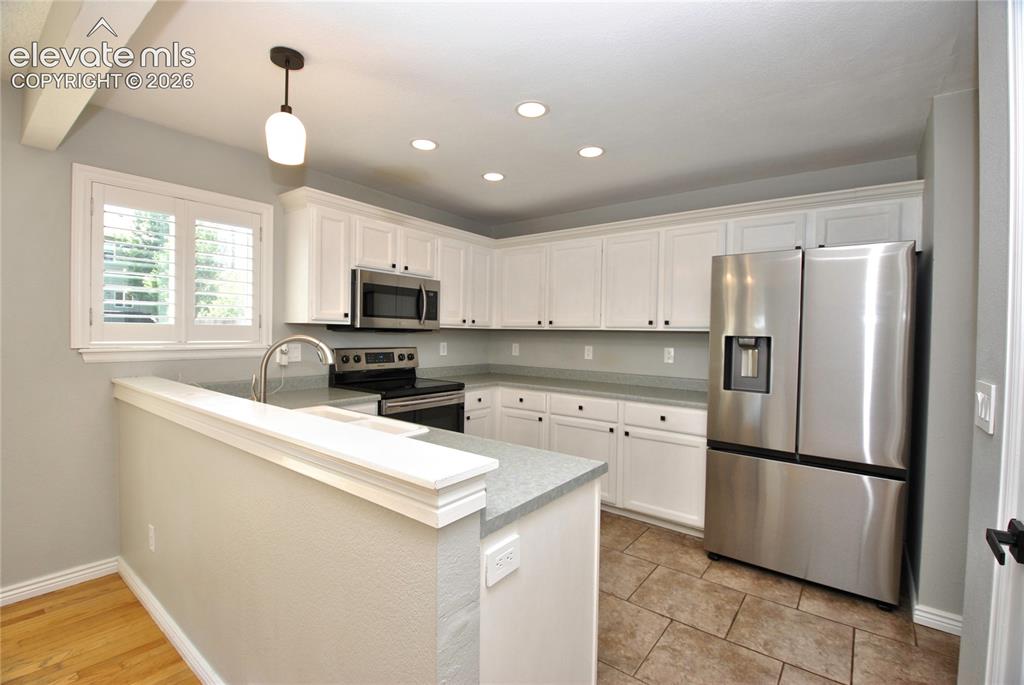 Image 10 of 28: Kitchen