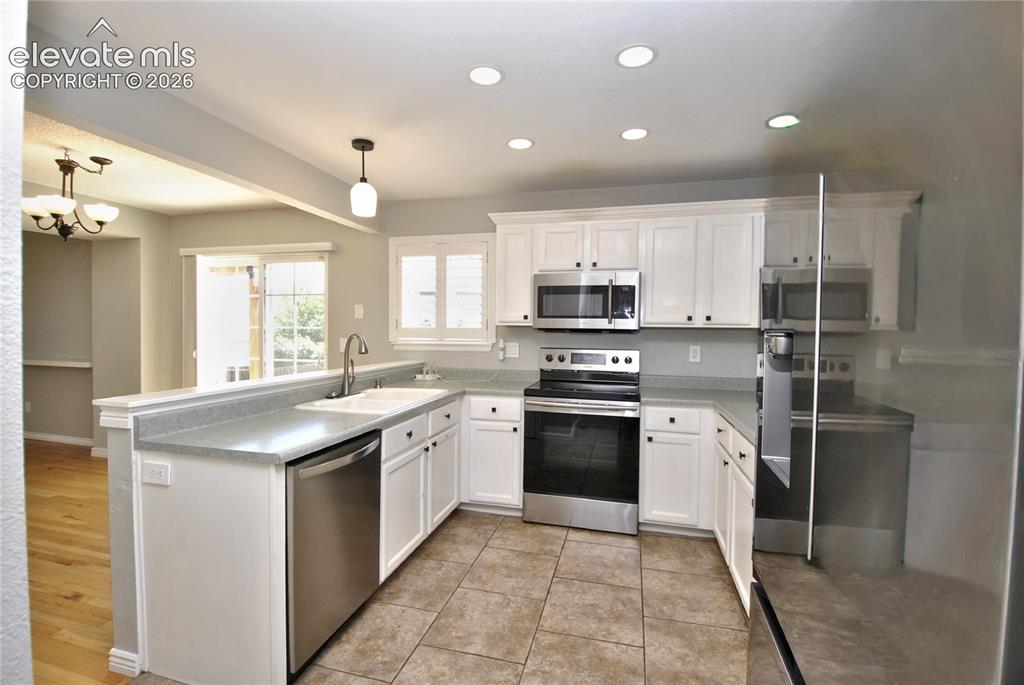 Image 11 of 28: Kitchen