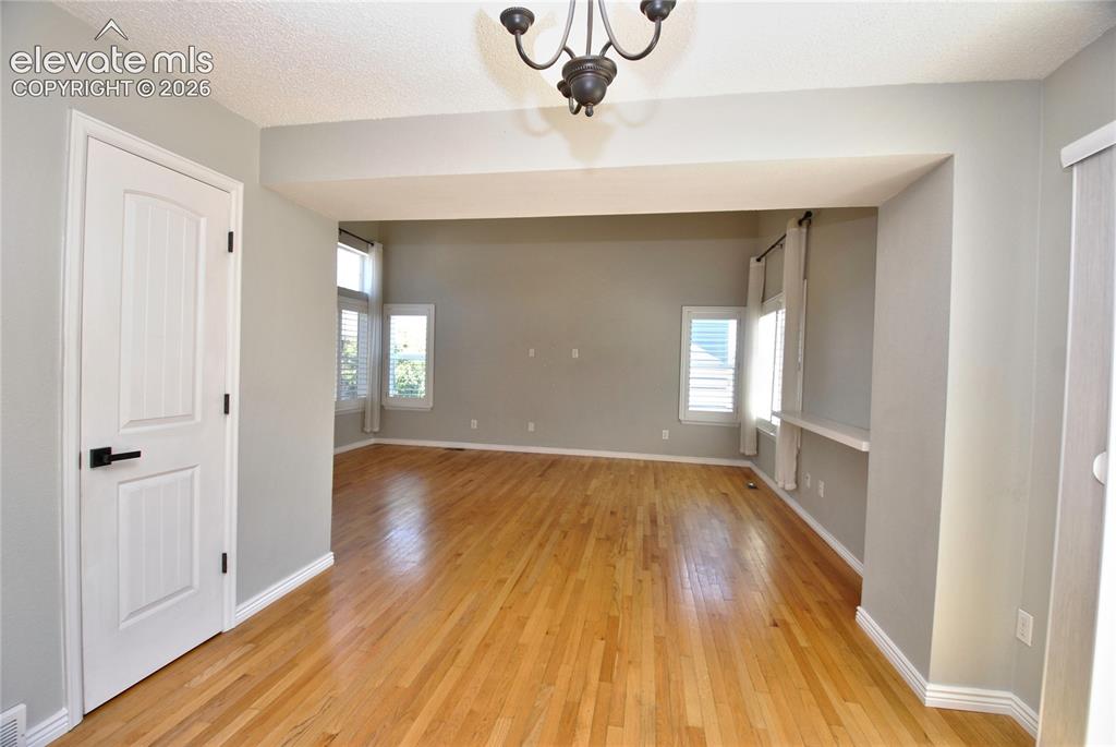 Image 13 of 28: Dining Area