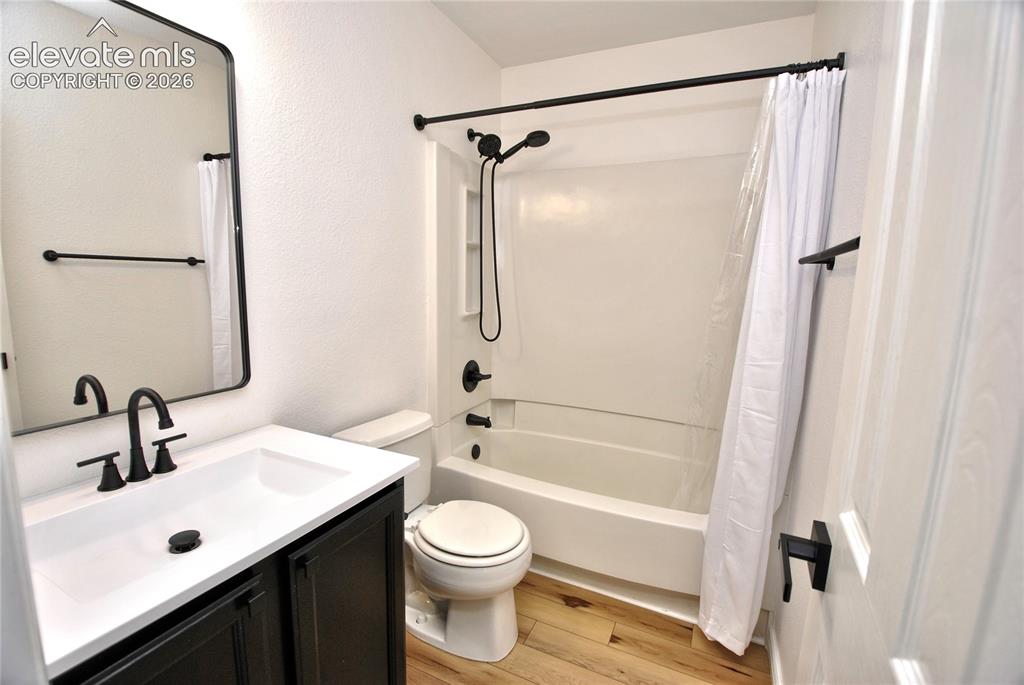 Image 19 of 28: Bathroom