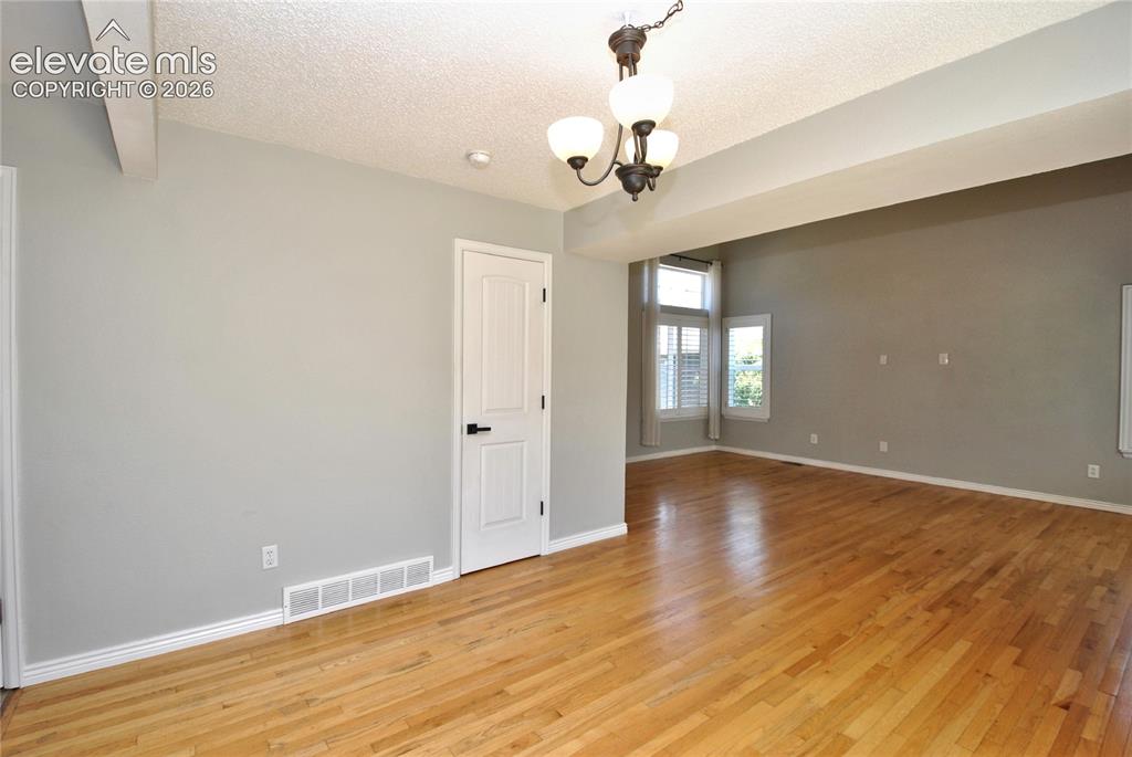 Image 6 of 28: Dining Area