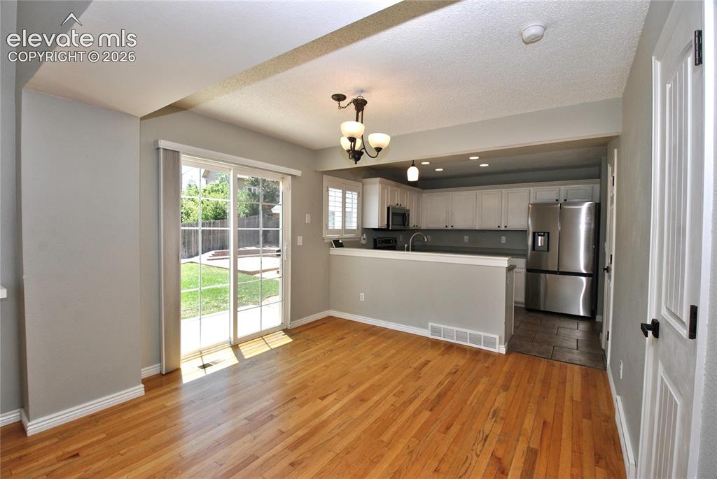 Image 7 of 28: Dining Area