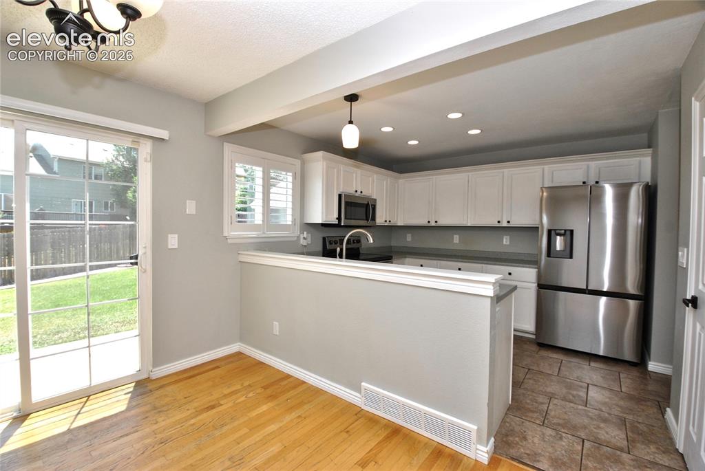 Image 9 of 28: Kitchen