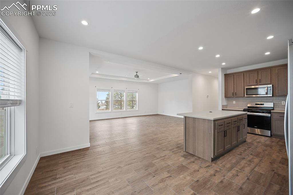 Image 12 of 32: Dining Room