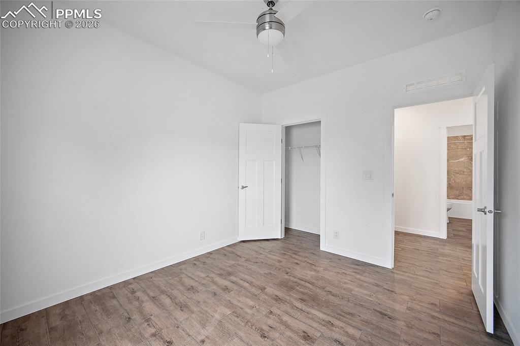 Image 20 of 32: Bedroom