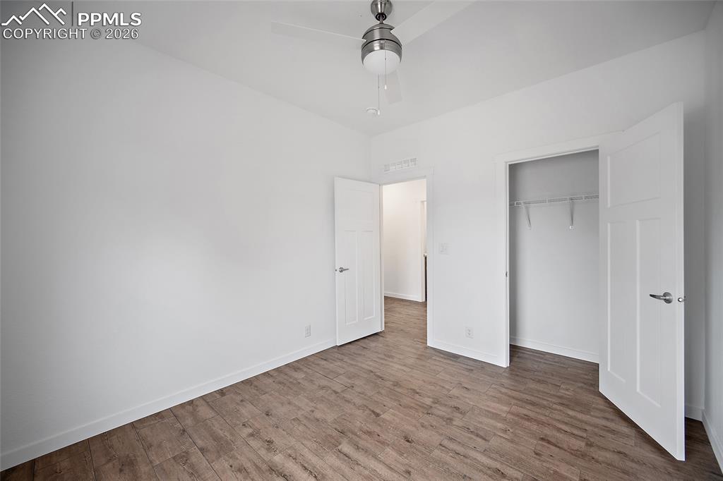 Image 23 of 32: Bedroom