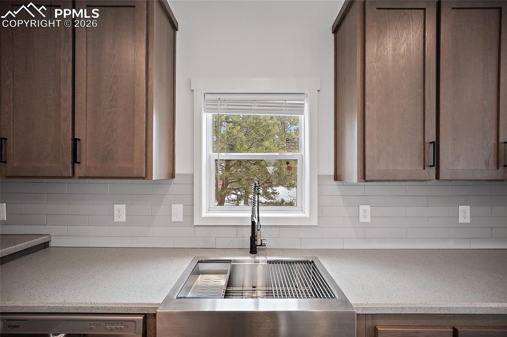 Image 6 of 32: Kitchen