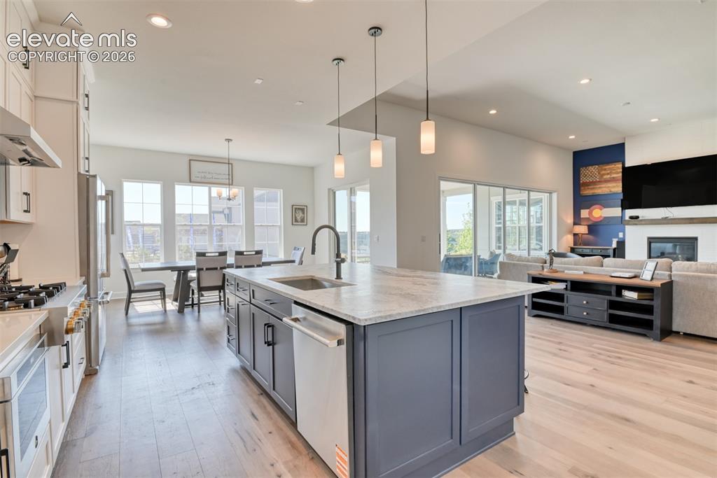 Image 10 of 50: Kitchen