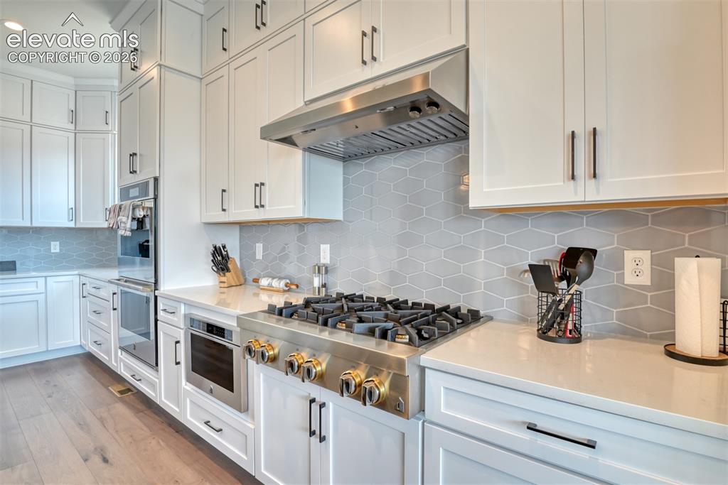Image 11 of 50: Kitchen