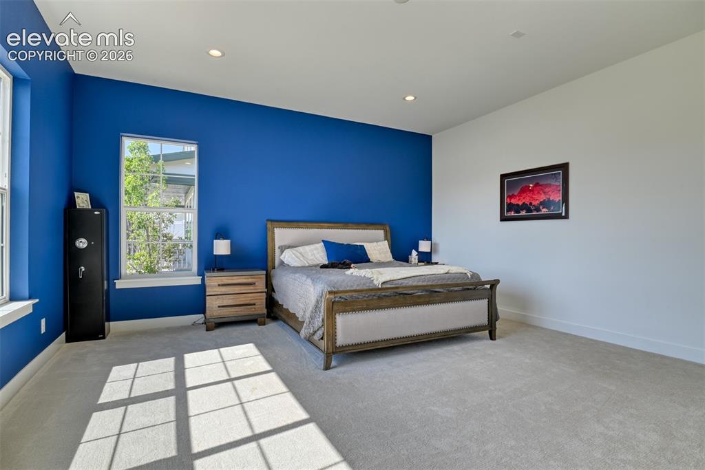 Image 18 of 50: Bedroom