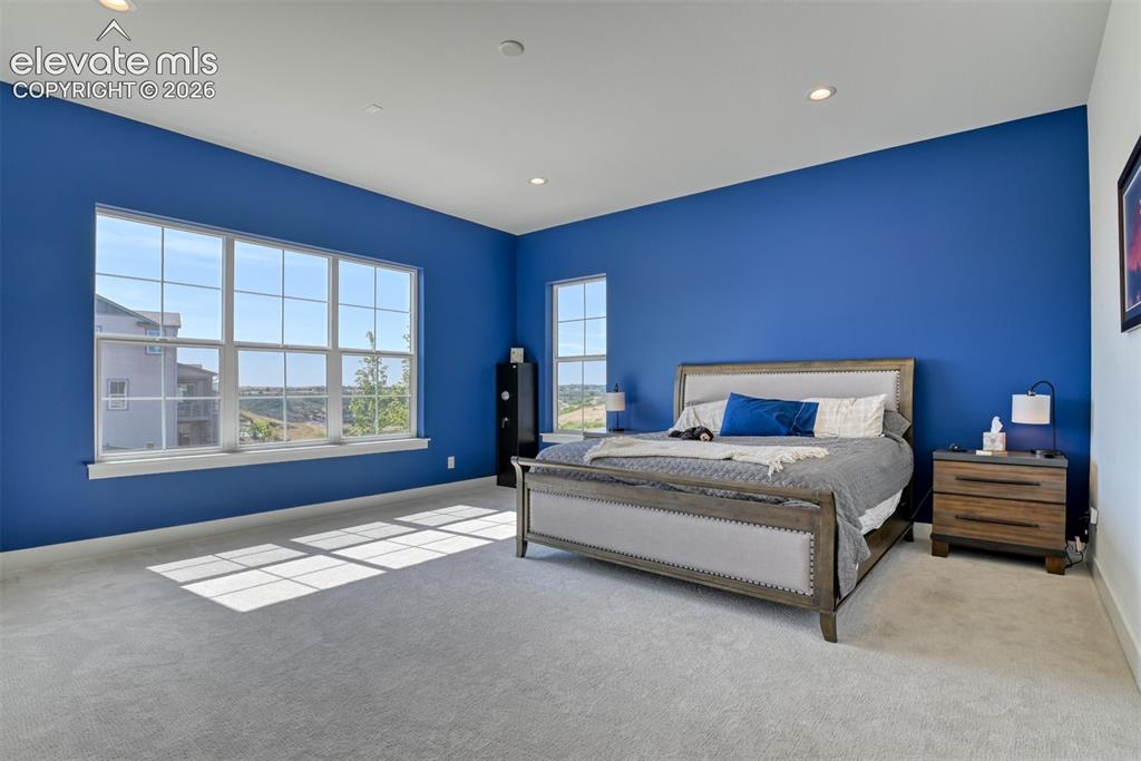 Image 19 of 50: Bedroom