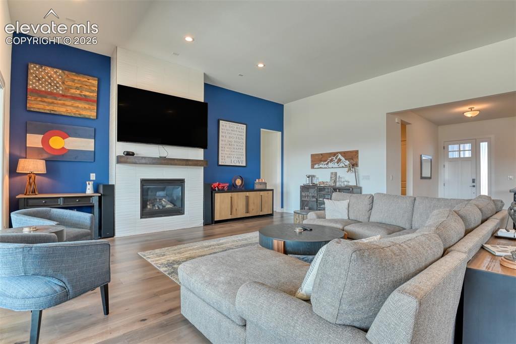 Image 8 of 50: Living Room