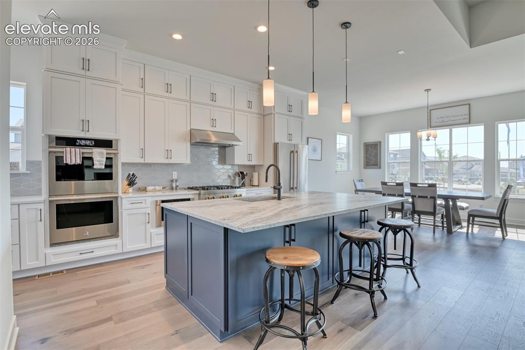 Image 9 of 50: Kitchen