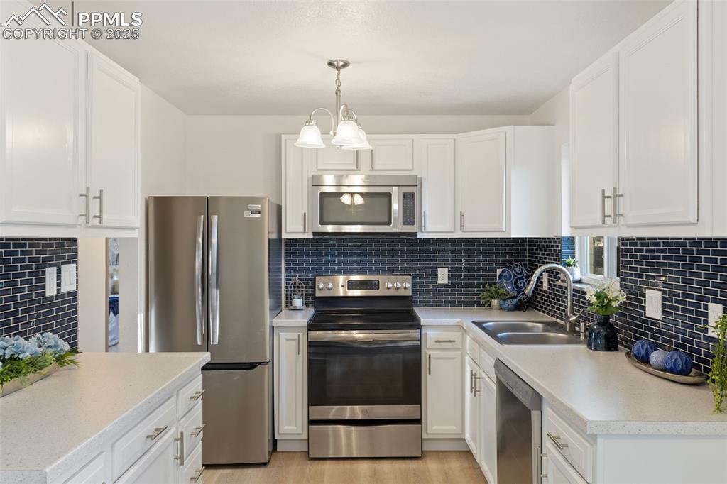 Image 11 of 41: Kitchen