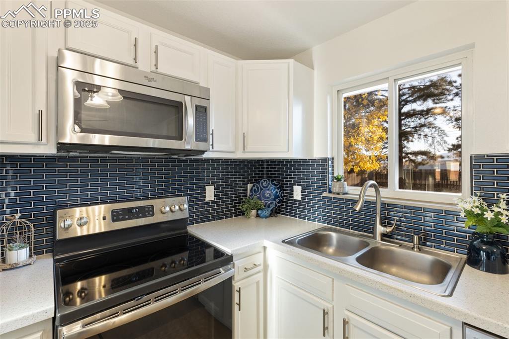 Image 13 of 41: Kitchen