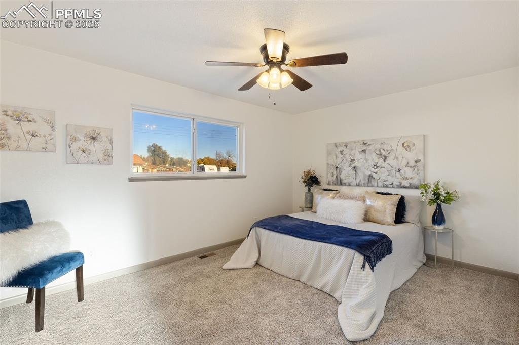 Image 18 of 41: Bedroom