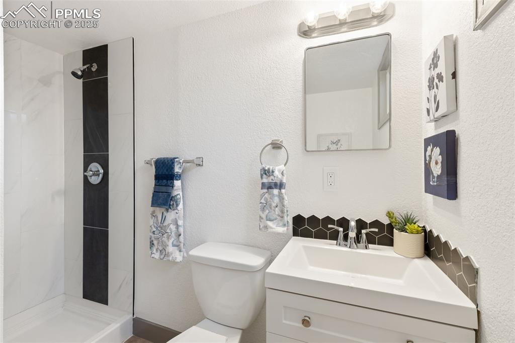 Image 23 of 41: Bathroom