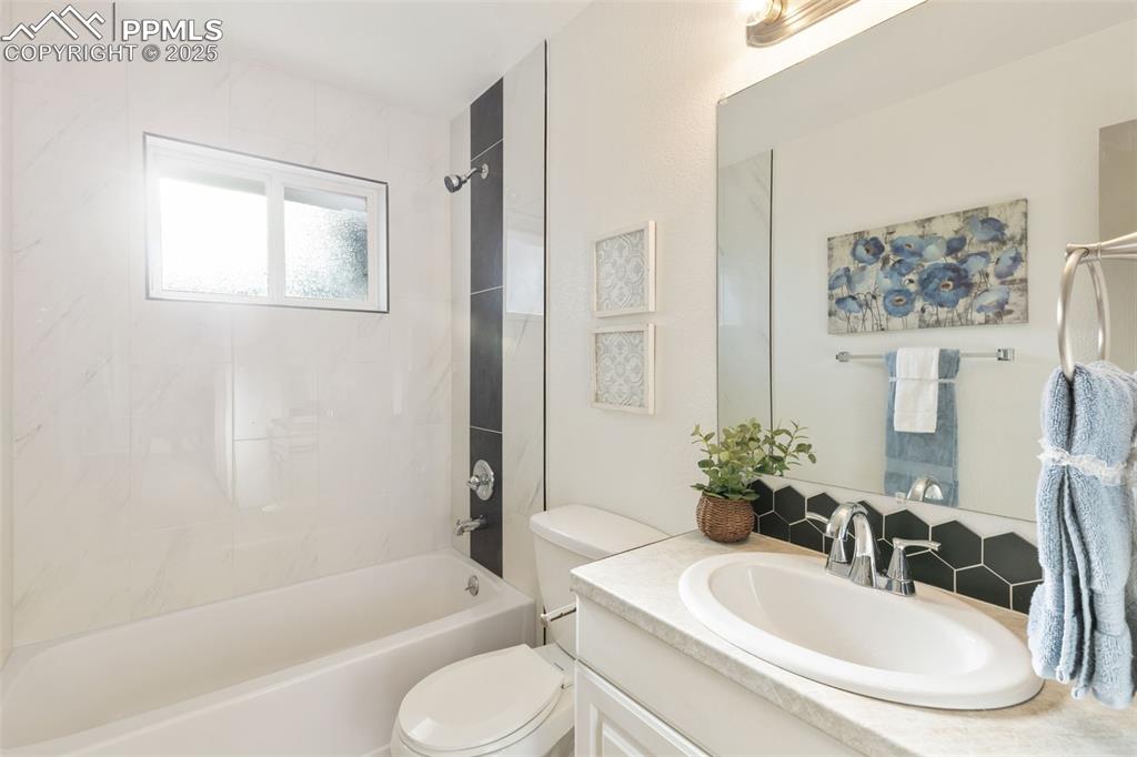 Image 26 of 41: Bathroom