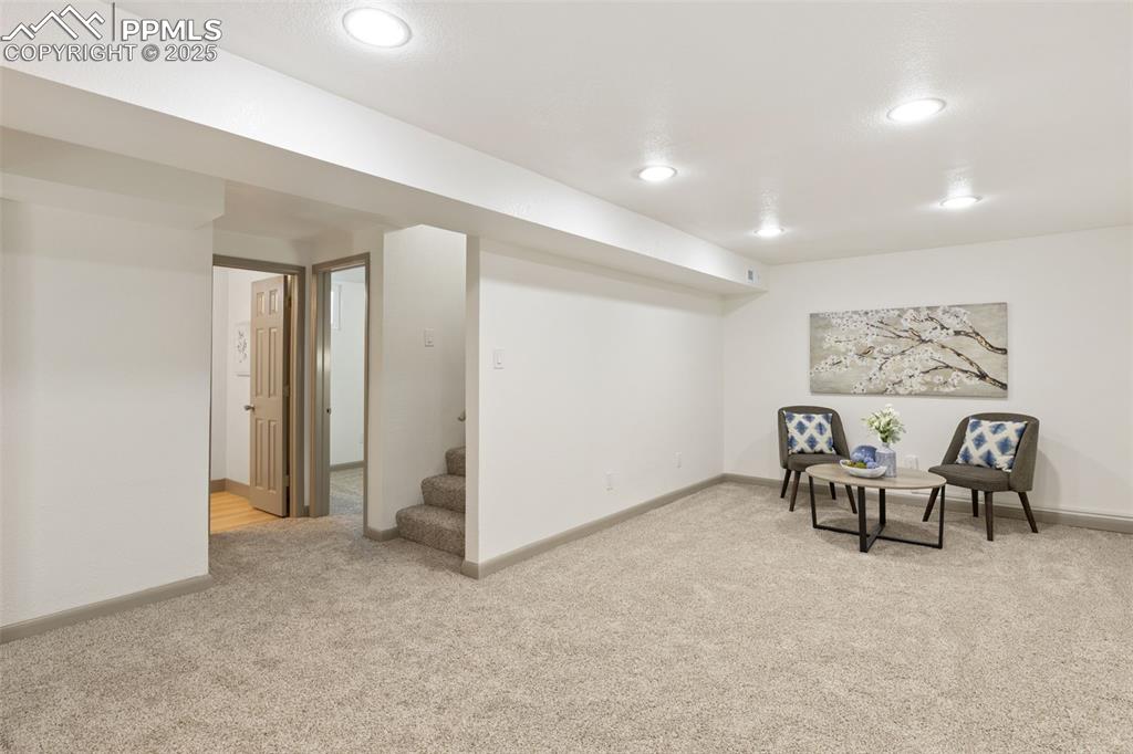 Image 33 of 41: Sitting Room