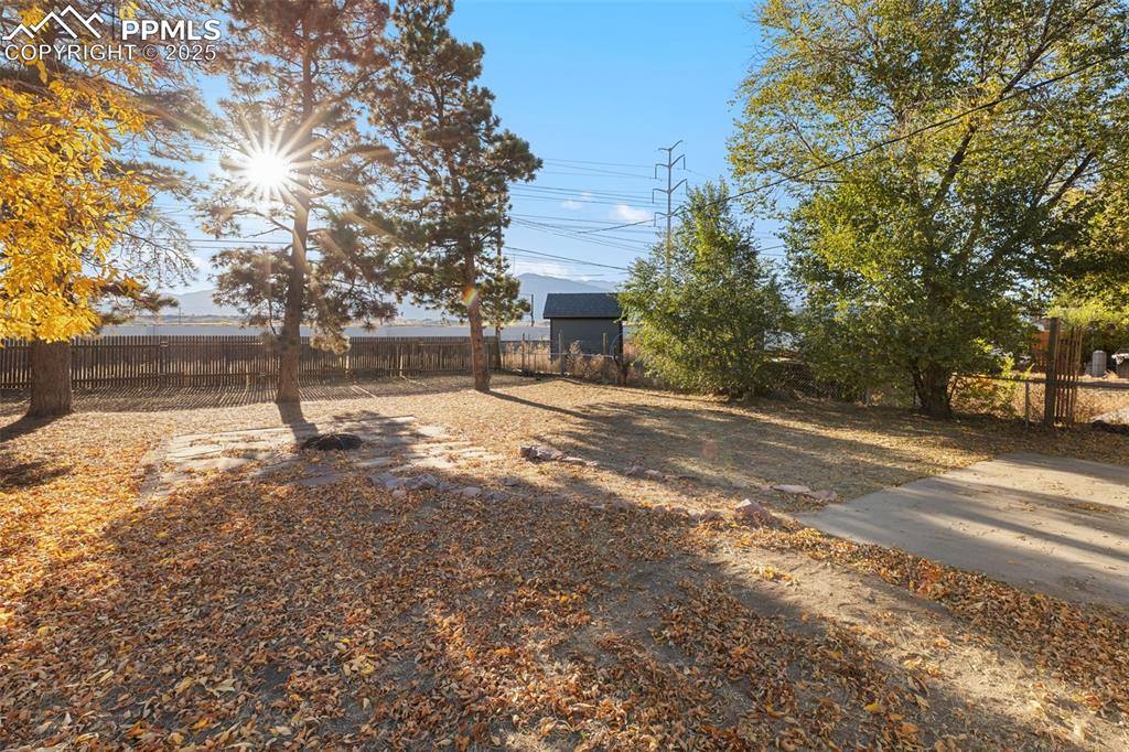 Image 37 of 41: Yard