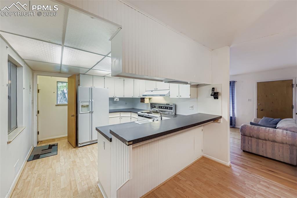 Image 10 of 33: Kitchen