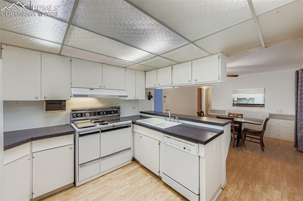 Image 11 of 33: Kitchen