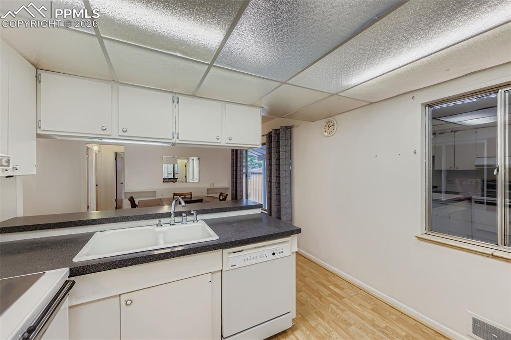 Image 12 of 33: Kitchen