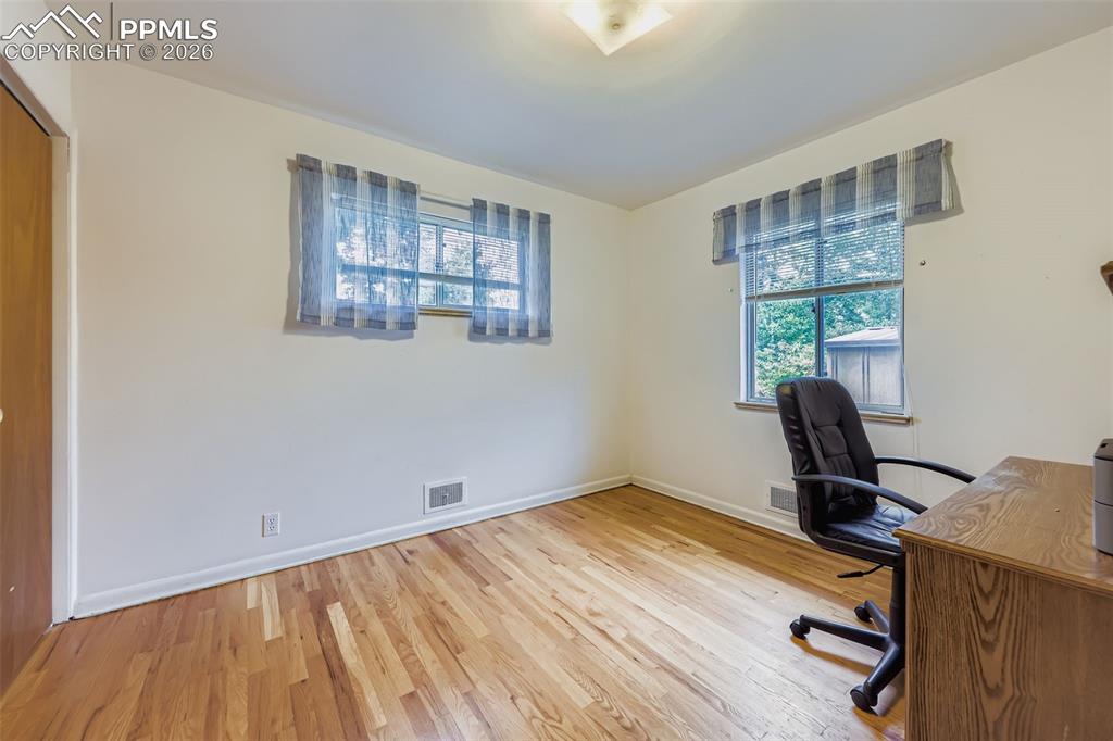 Image 16 of 33: Office